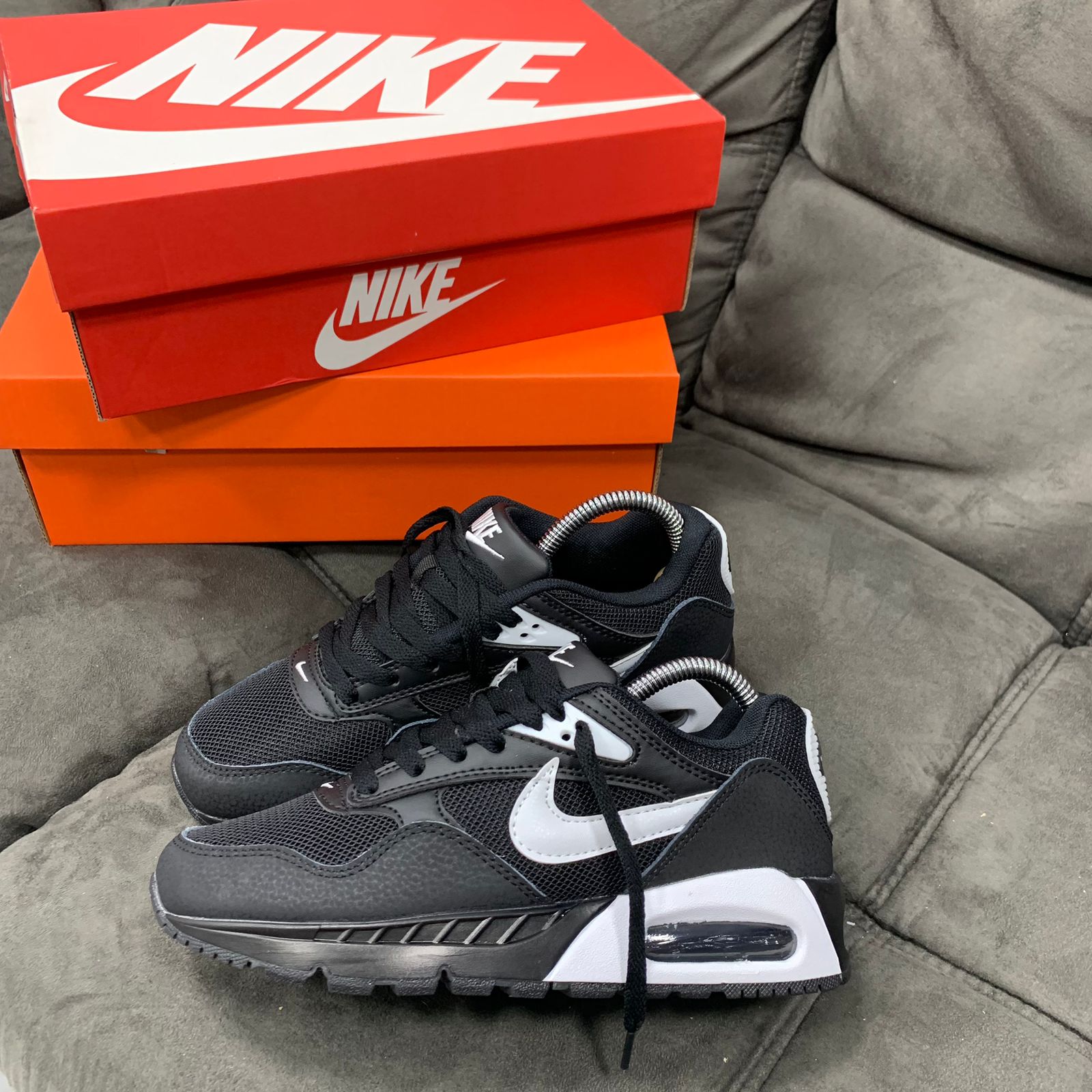 NIKE CORRELATE NEGRA BLANCA