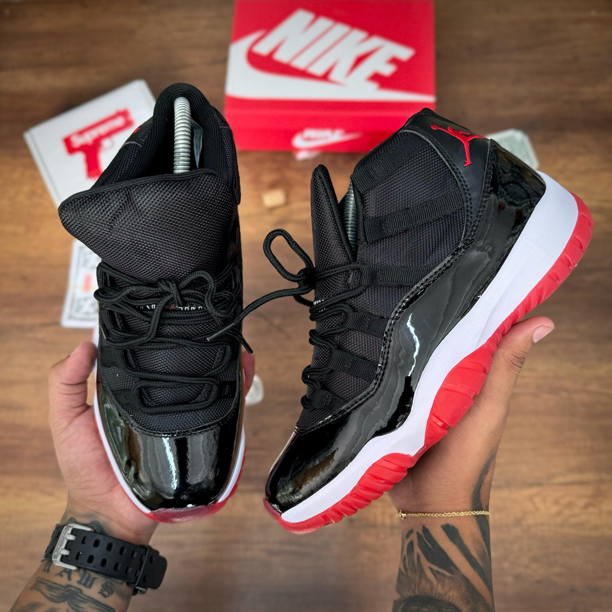 Jordan 11 shops retro negro con rojo