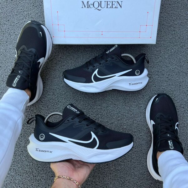 NIKE ZOOMX NEGRA BLANCA