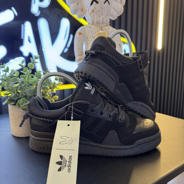 FORUM BAD BUNNY NEGRA