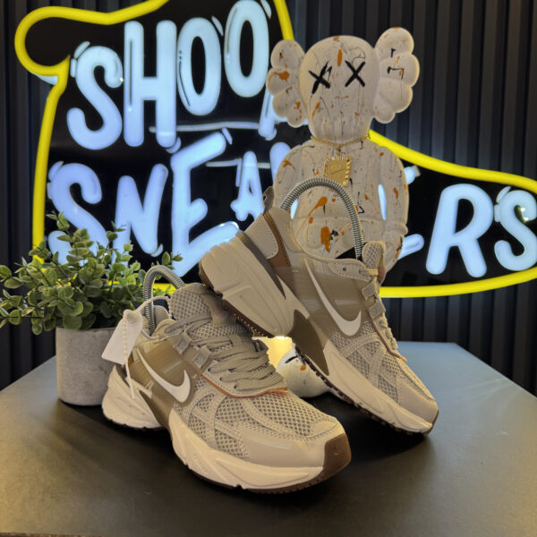 NIKE V2K BLANCA GRIS CAFE