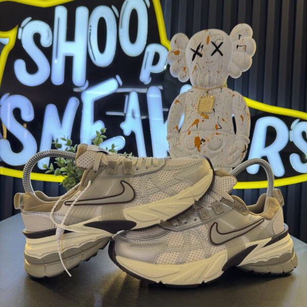 NIKE V2K GRIS BEIGE NIKE V2K BEIGE CAFE