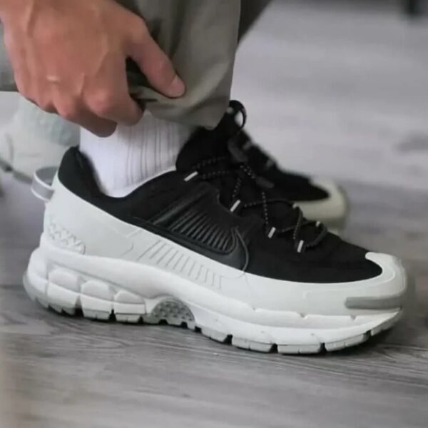 NIKE ZOOM VOMERO 5 NEGRA BLANCA