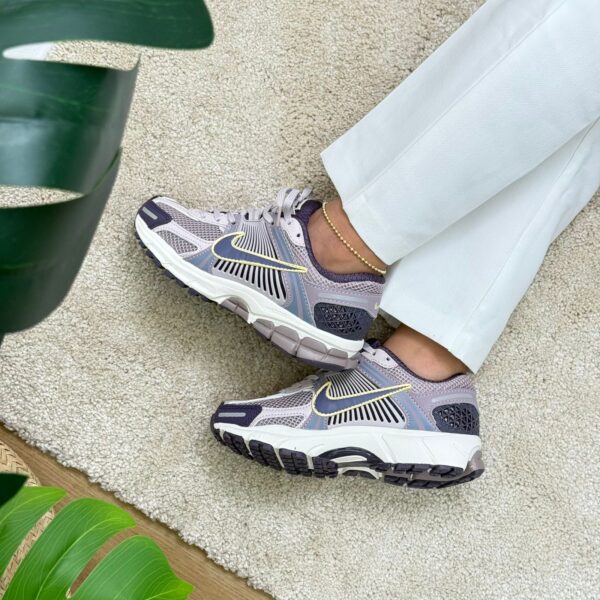0f6d5397-eace-4a9f-8c95-ef76e0853a22 NIKE ZOOM VOMERO 5 GRIS MORADO