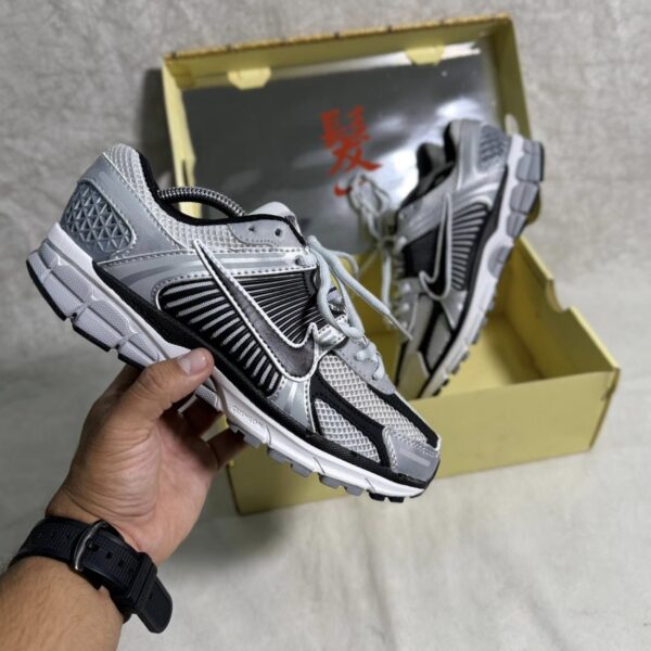 NIKE VOMERO GRIS NEGRA