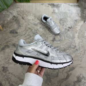 NIKE P6000 GRIS PLATEADA
