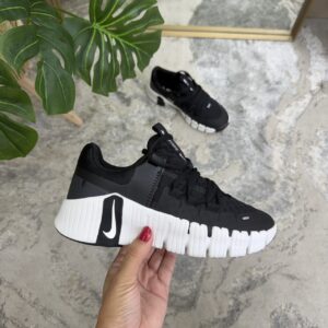 NIKE METCON NEGRA BLANCA