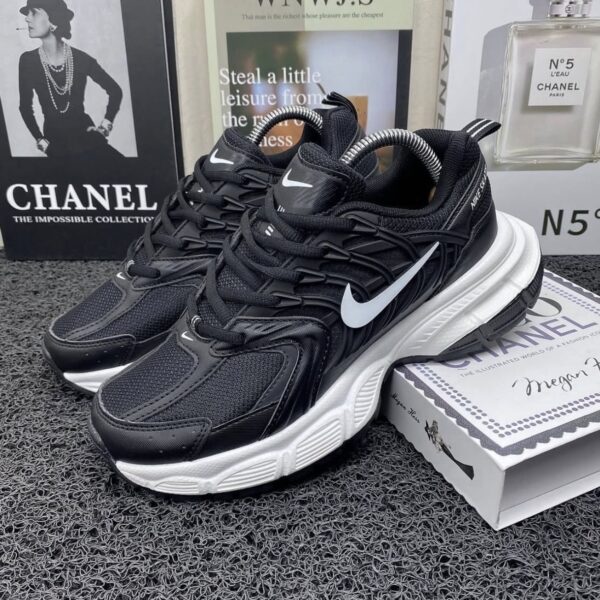 NIKE STAKE NEGRA BLANCA