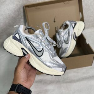 NIKE V5K GRIS PLATA BEIGE