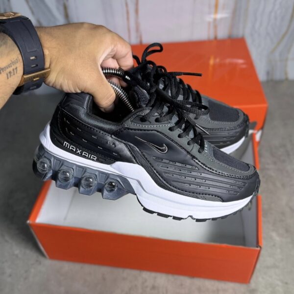 Screenshot NIKE AIR MAX BURBUJA NEGRA BLANCA