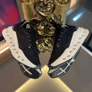 ON CLOUD RUNNING NEGRA BLANCA