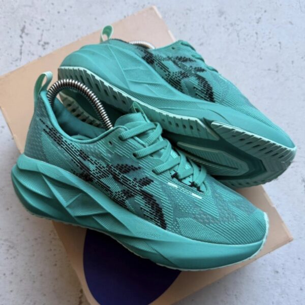 Screenshot ON CLOUD RUNNING NEGRA BLANCA