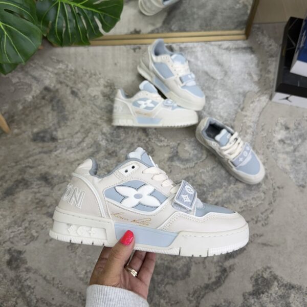 Screenshot LOUIS VUITTON FLOR BLANCA AZUL CIELO