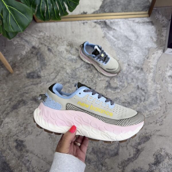 NEW BALANCE FRESH FOAM GRIS SUELA ROSADA