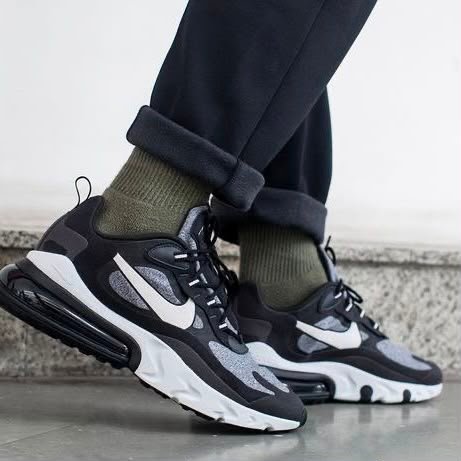 25 NIKE 270 REACT NEGRA BLANCA