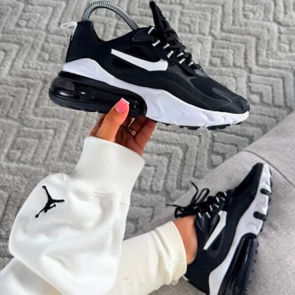 27 NIKE 270 REACT NEGRA BLANCA