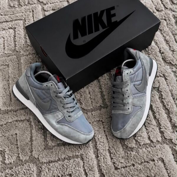 5 NIKE INTERNACIONAL GRIS
