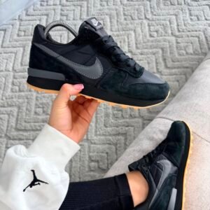 NIKE INTERNACIONAL NEGRA SUELA GOMA